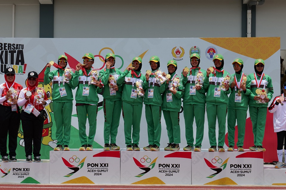 Drumband putri Sumut raih emas di PON XXI. (Lilik)