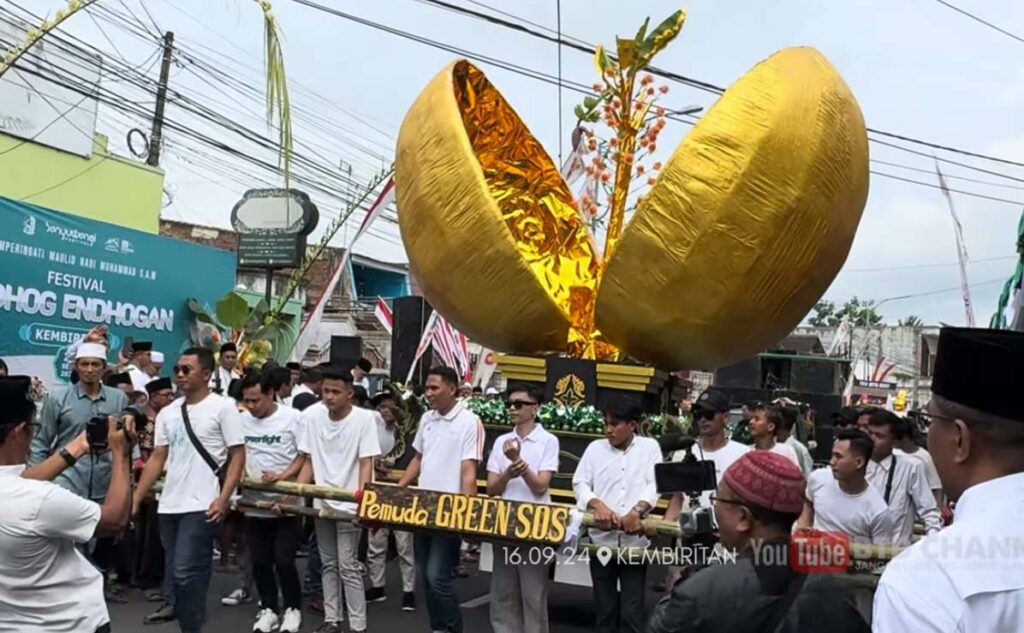 Prosesi Kembang Endog Khas Banyuwangi untuk Maulud Nabi