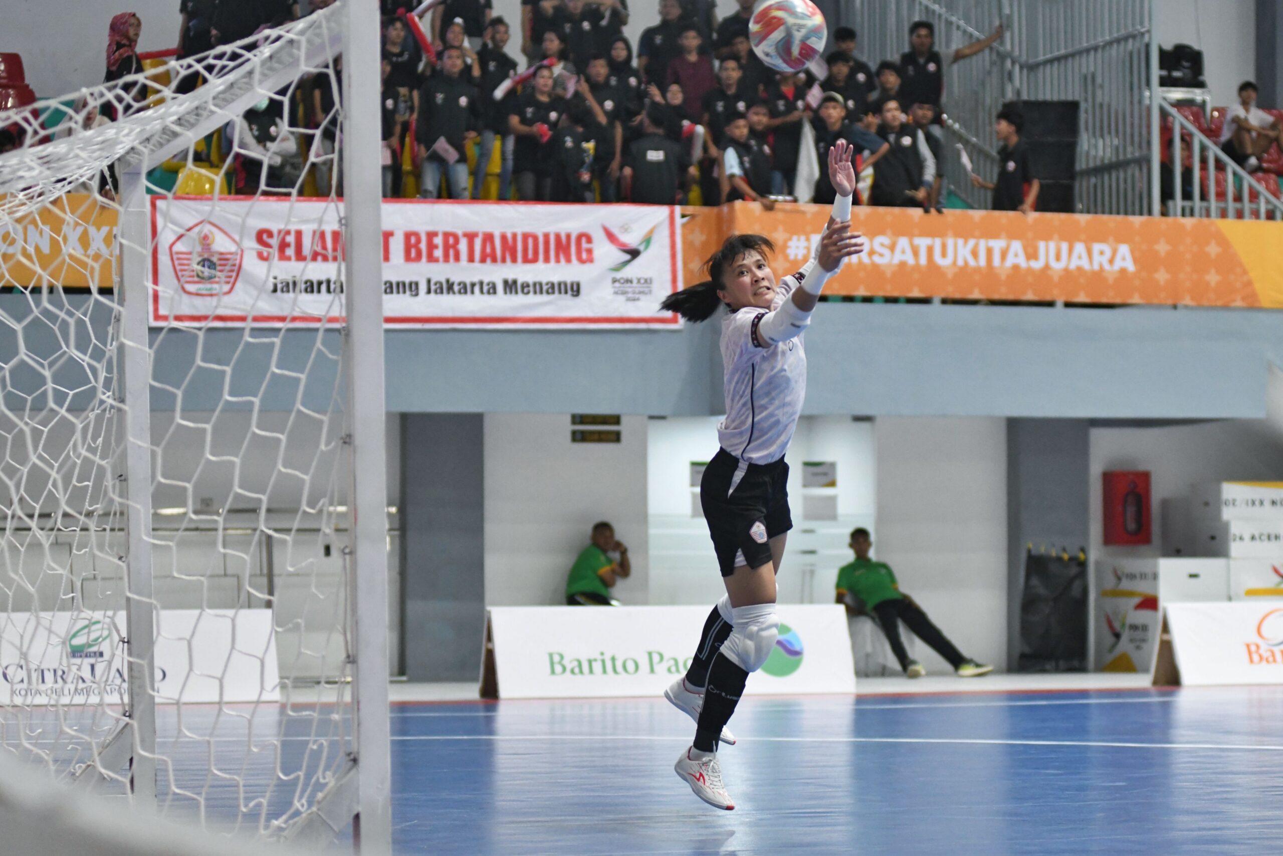 Pertandingan futsal PON Medan berlangsung seru. (Lilik)