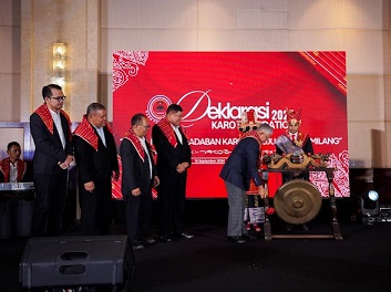 Mayjen (Purn) Musa Bangun, Ketua Umum Karo Foundation memukul gong tanda peresmian yayasan tersebut, didampingi dewan pengawas, pakar dan penyantun di Jakarta, Minggu (15/9) malam. (Ist)