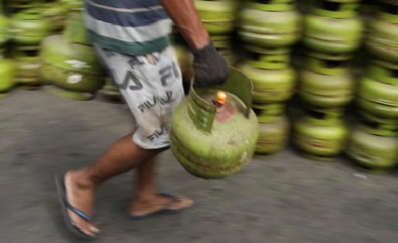 PT Pertamina Patra Niaga mengimbau masyarakat untuk membeli gas LPG 3 kg langsung dari pangkalan resmi mulai 1 Februari 2025. 