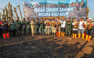 Heru Budi dan Unhan Buka Pekan Grebek Sampah di Kawasan Rumah Apung Muara Angke 