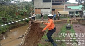 Longsor Landa Tiga Kecamatan di Garut