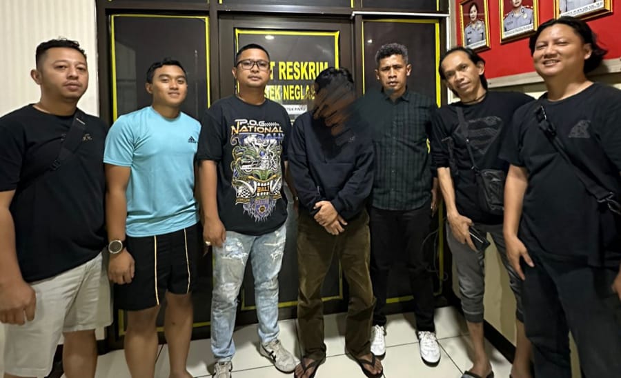 Polisi mengamankan pria yang aniaya mantan istri dan merampas HP serta laptop korban. (Mam)