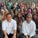 Cabup Purwakarta Yadi Rusmayadi dan isterinya Teh Nina saat menyapa emak emak warga Purwakarta. (Ist)