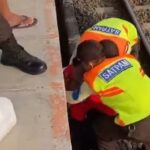 Penumpang kereta terjatuh di peron di Stasiun Kranji, Bekasi. (Eka)