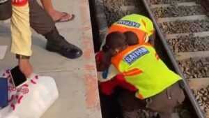 Kurang Hati-hati, Penumpang Commuter Line di Stasiun Kranji Terperosok di Celah Peron dan Kereta