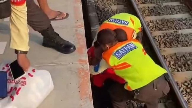 Penumpang kereta terjatuh di peron di Stasiun Kranji, Bekasi. (Eka)