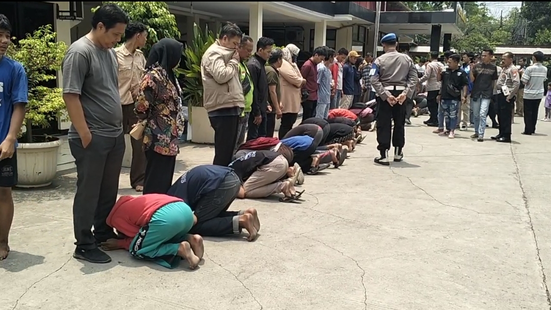 Puluhan pelajar SMP di Bekasi meminta maaf ke orang tua dengan cara sujud di kaki. (Eka)