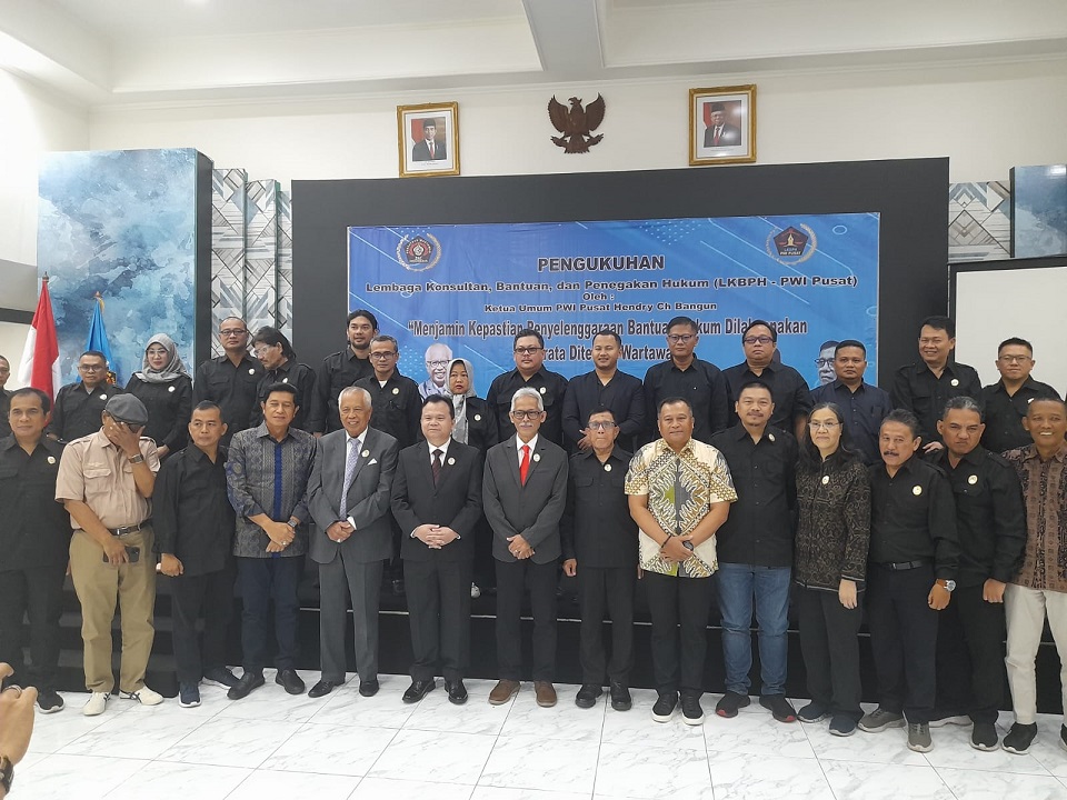 Ketua Umum PWI Pusat Hendry Ch Bangun resmi melantik atau mengukuhkan Lembaga Konsultan Bantuan dan Penegakan Hukum Persatuan Wartawan Indonesia (LKBPH PWI) Pusat. (Ist)