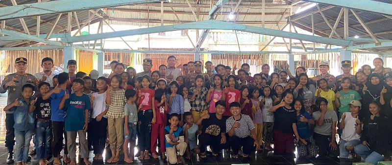 Peserta kursus bahasa Inggris di Tanah Karo berfoto bersama usai mengikuti kegiatan tersebut. Para pelajar sangat antusias mengikuti kursus bahasa Inggris gratis ini. (Ist)