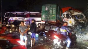 Tabrakan Bus vs dua Truk di Pantura Pati-Rembang Enam Tewas
