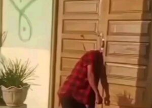 Seorang Pria Diduga Pencuri Tewas Kepalanya Terjepit Pintu