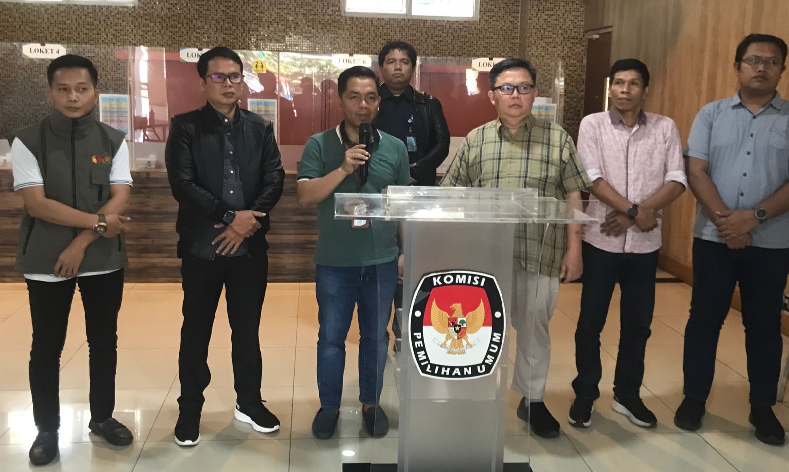 KPU Kabupaten Bekasi mengumumkan tahapan medical chek up paslon pilkada. (eka)