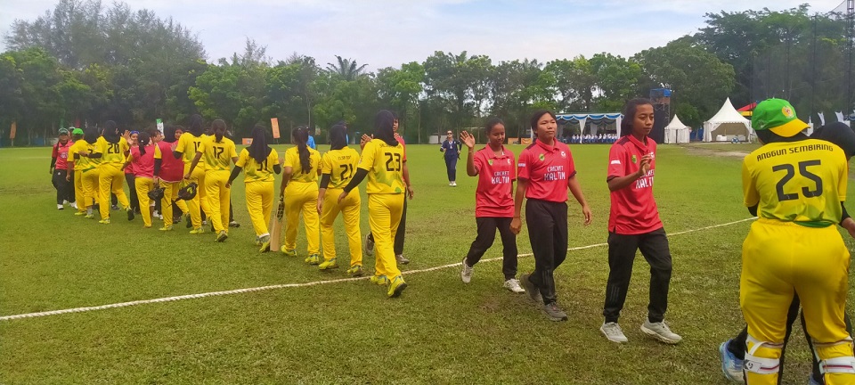 Pertandingan kriket di PON XXI menarik perhatian penonton. (Lilik)
