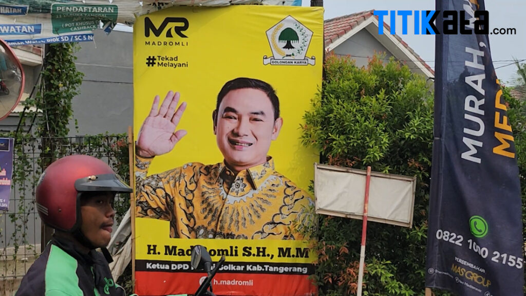 Baliho Mad Romli Berlogo Golkar Harus Diturunkan