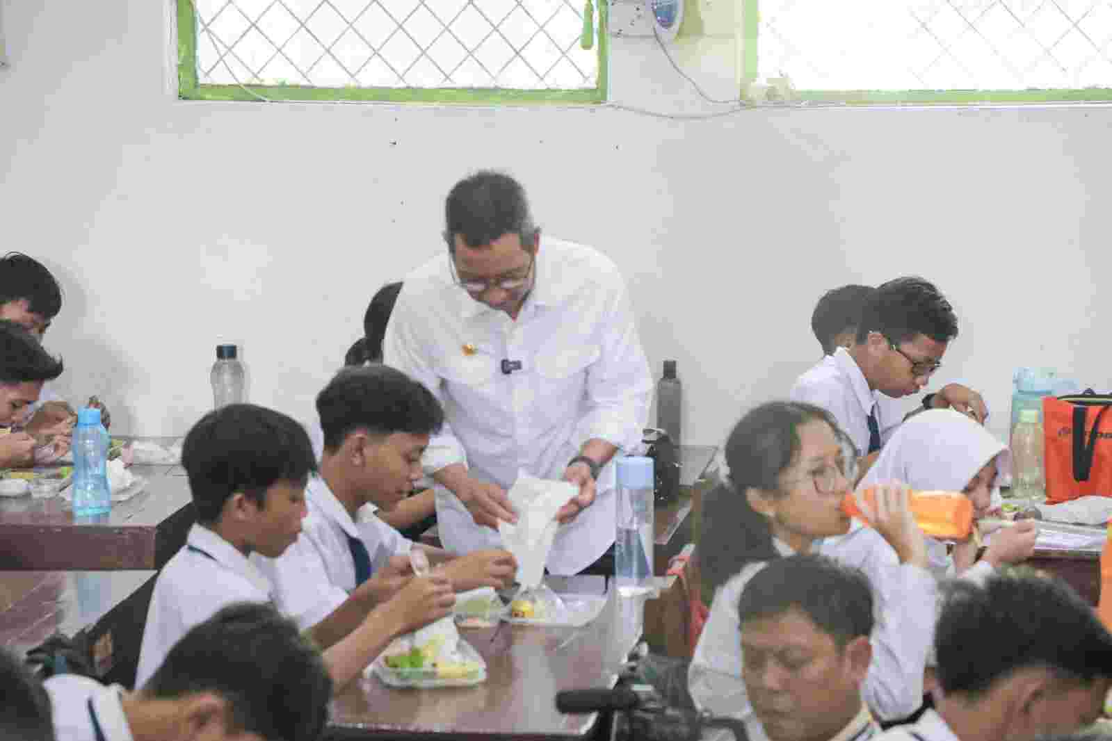 Pj. Gubernur DKI Jakarta Heru Budi Hartono mengunjungi ujicoba makan bergizi gratis di sekolah. (Ist)
