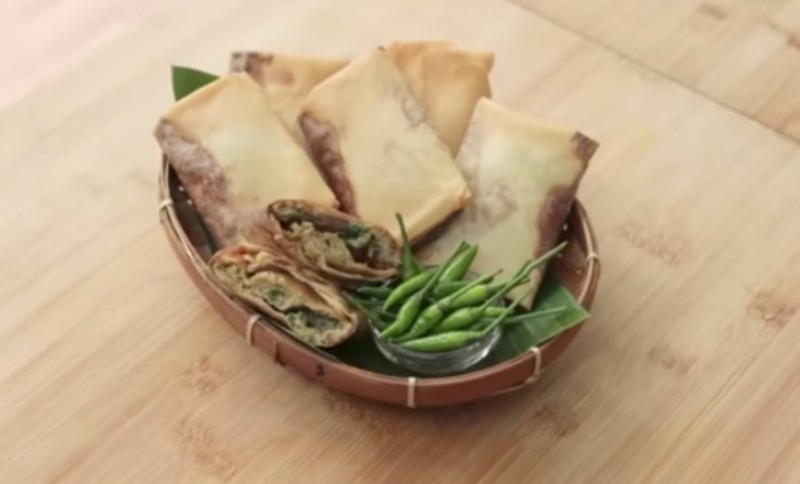 Info resep dan cara masak martabak telur daging kecap yang cocok disajikan untuk camilan atau bekal.