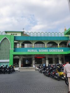 Ciptakan Produk Bermanfaat, Pengurus Masjid Ini Ubah Sampah Menjadi Material Plastik