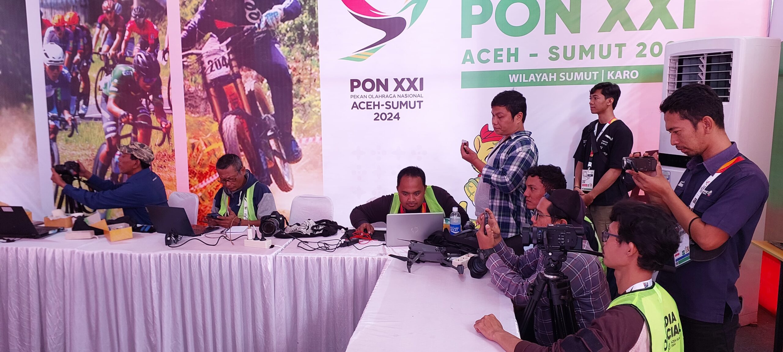 Media center pon sumut ramai dikunjungi reporter dari berbagai media. (Lilik)