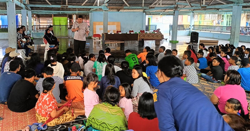 Irjen Pol (Purn) Tabana Bangun SH MSi memberi arahan kepada peserta kursus bahasa Inggris di Desa Rimokayu, Tana Karo, Sumatera Utara. (Ist)