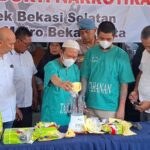 Polisi musnahkan barang bukti 6 kg sabu dan ekstasi hasil ungkapan Polsek Bekasi Selatan. (Eka)