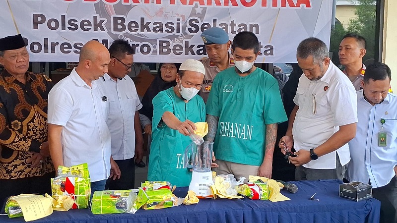 Polisi musnahkan barang bukti 6 kg sabu dan ekstasi hasil ungkapan Polsek Bekasi Selatan. (Eka)