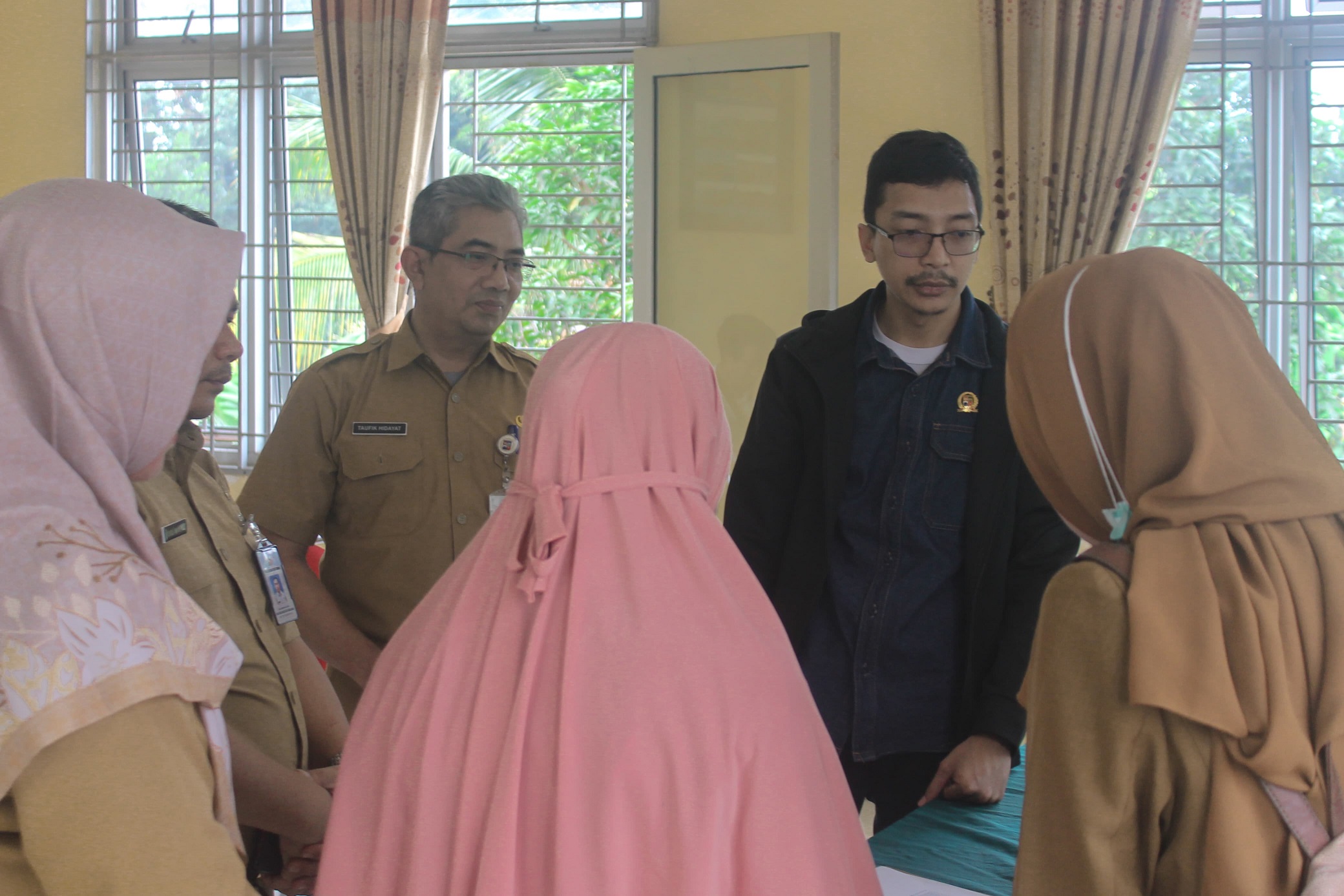 Anggota DPRD Kota Bogor asal Nasdem Fajar Muhammad Nur kunjungi kantor Kelurahan Mulyaharja. (Eka)