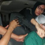 Korban perngemudi taksi online memperagakan perampokan yang menimpanya di tol. (Ist)
