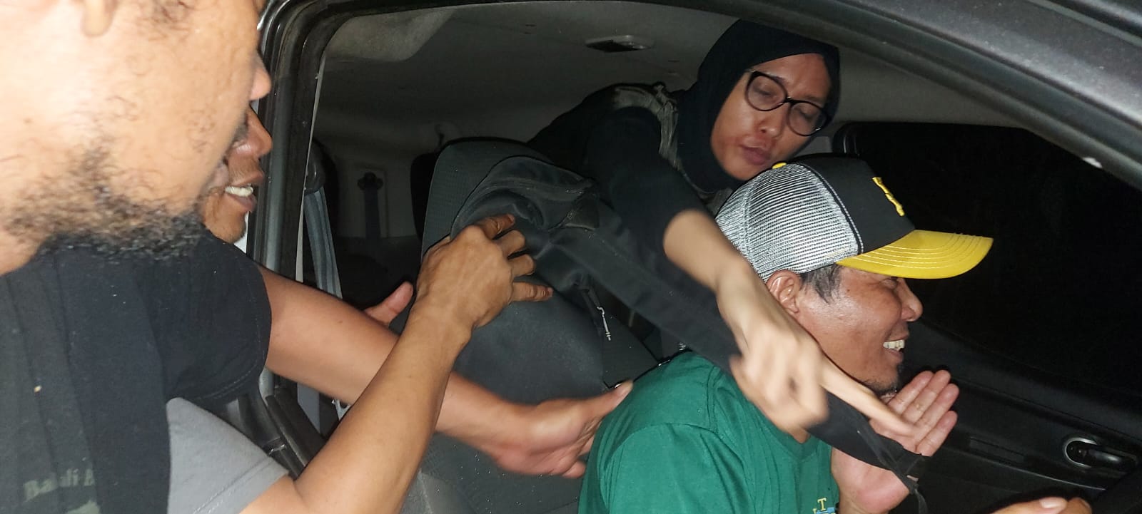 Korban perngemudi taksi online memperagakan perampokan yang menimpanya di tol. (Ist)