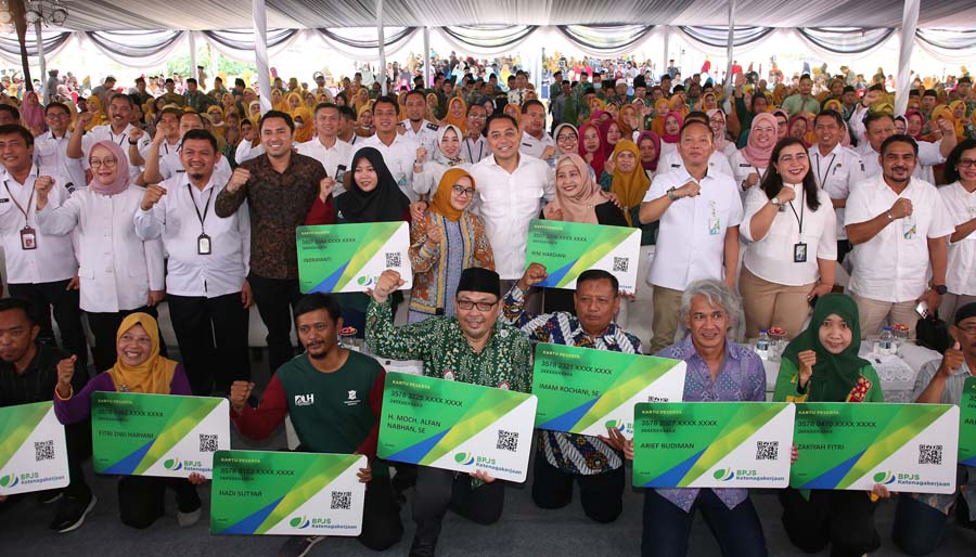 Walikota Surabaya Asuransikan Ribuan Pelayan Masyarakat