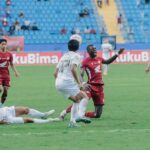 Striker PSM Makassar, Adilson Silva, kalah dalam duel dengan pemain bertahan Persib Bandung di Stadion Batakan, Balikpapan, Kaltim, Rabu (11/09/2024) sore. (Ist)