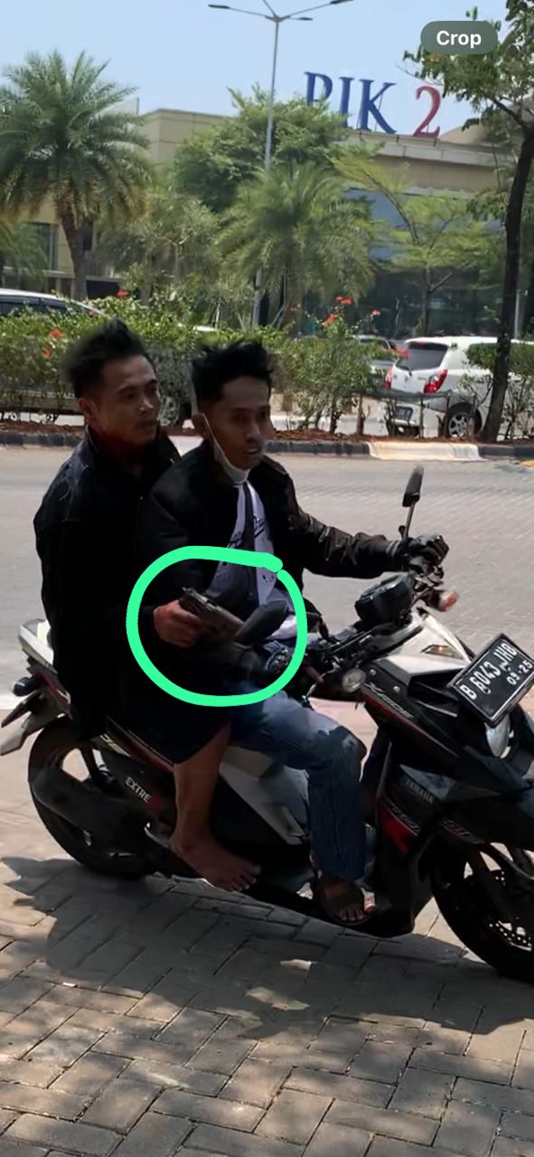 Maling beraksi di PIK tertangkap cctv membawa senjata api. (Ist)