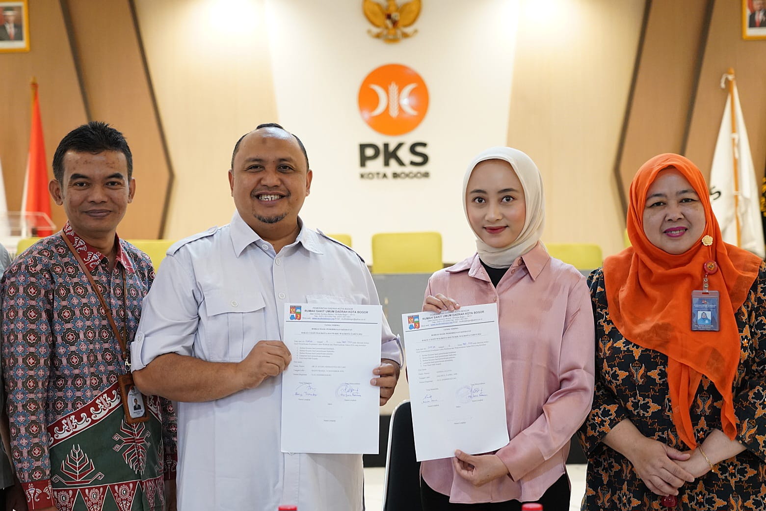 Bapaslon Wali Kota dan Wakil Wali Kota Bogor, Atang Trisnanto dan Annida Allivia dari PKS menerima hasil pemeriksaan kesehatan. (nicho)