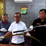 Petugas Polres Metro Bekasi Kota memperlihatkan barang bukti yang ditemukan terkait tewasnya 7 pelajar di Kali Bekasi. (Eka)