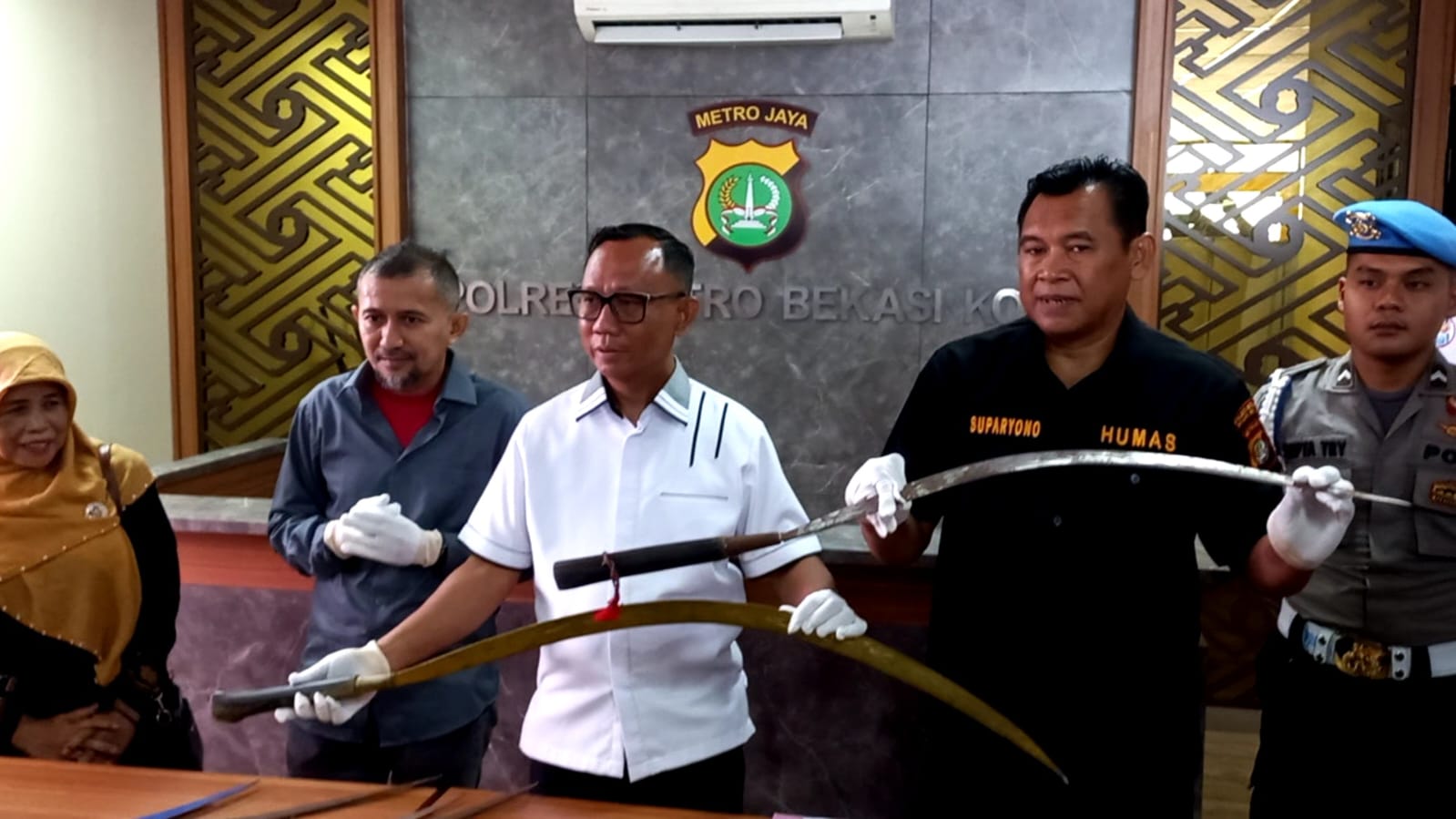 Petugas Polres Metro Bekasi Kota memperlihatkan barang bukti yang ditemukan terkait tewasnya 7 pelajar di Kali Bekasi. (Eka)