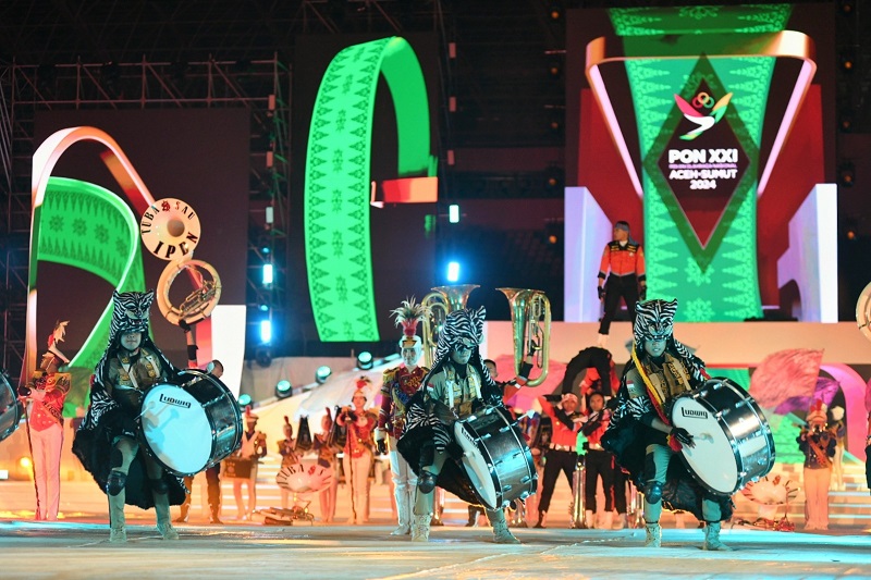 Berbagai hiburan disajikan saat penutupan pon terbesar se-Indonesia mendapat apresiasi masyarakat. (Lilik)