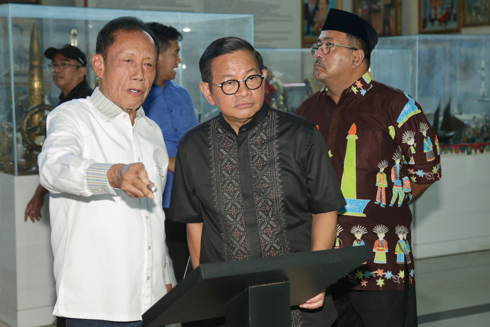 Cagub Pramono Anung dan Rano Karno berkunjung ke Museum Bang Yos di Bekasi. (Carlos)