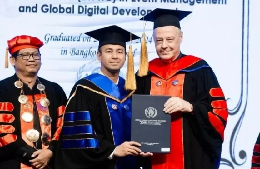 Raffi Ahmad bahagia usai menerima gelar kehormatan dari salah satu universitas di Thailand. (Ist)