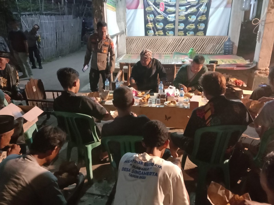 Kapolres Serang AKBP Condro Sasongko ikut ronda bareng bersama warga. (Ist)