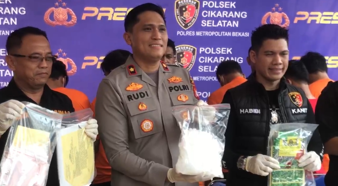 Kapolsek Cikarang Selatan Kompol Rudi Wiransyah Setiono mengungkapkan, tersangka KK mengedarkan narkoba jenis sabu itu bersama suam, anak dan menantunya. (Eka)