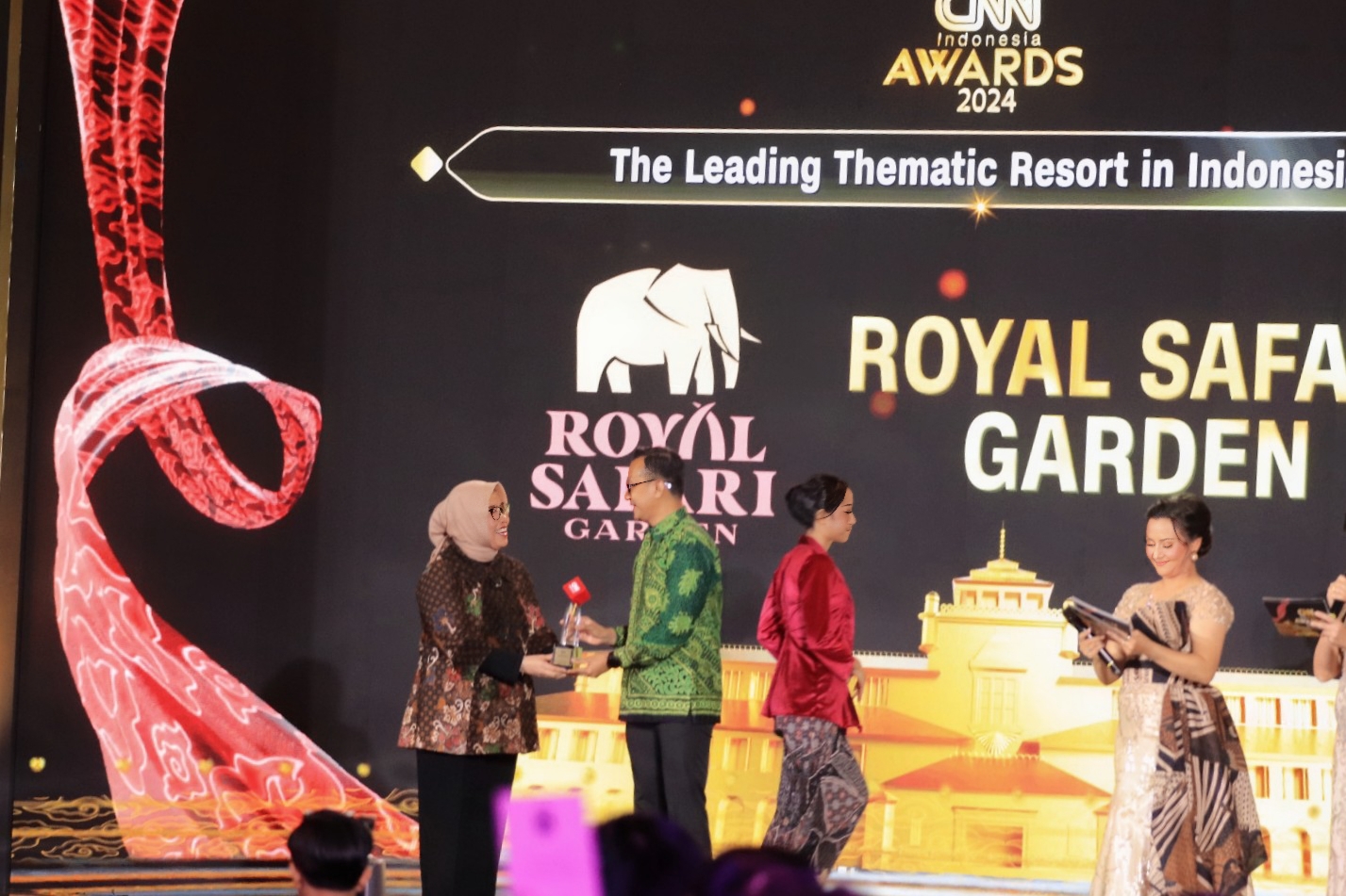 Royal Safari Garden menerima penghargaan prestisius sebagai The Leading Thematic Resort in Indonesia dari CNN Indonesia Awards (Nicho)