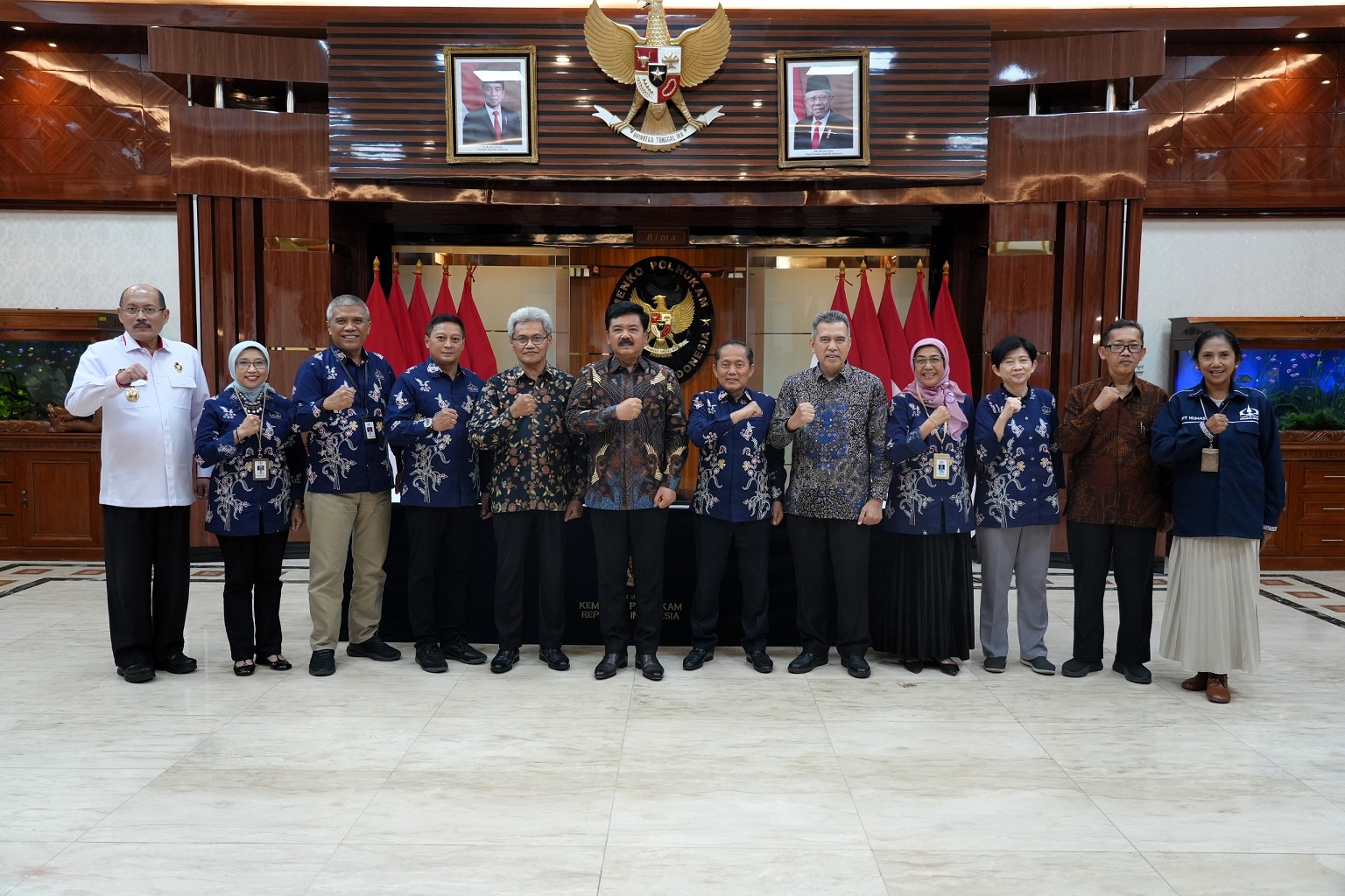 MenkoPolhukam Hadi Tjahjanto., menandatangani prasasti Klinik Usakti Prima Medika dan Usakti Food Hall. (Ist)