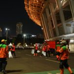Petugas membersihkan sampah di GBK Senayan Jakarta Pusat. (Ist)