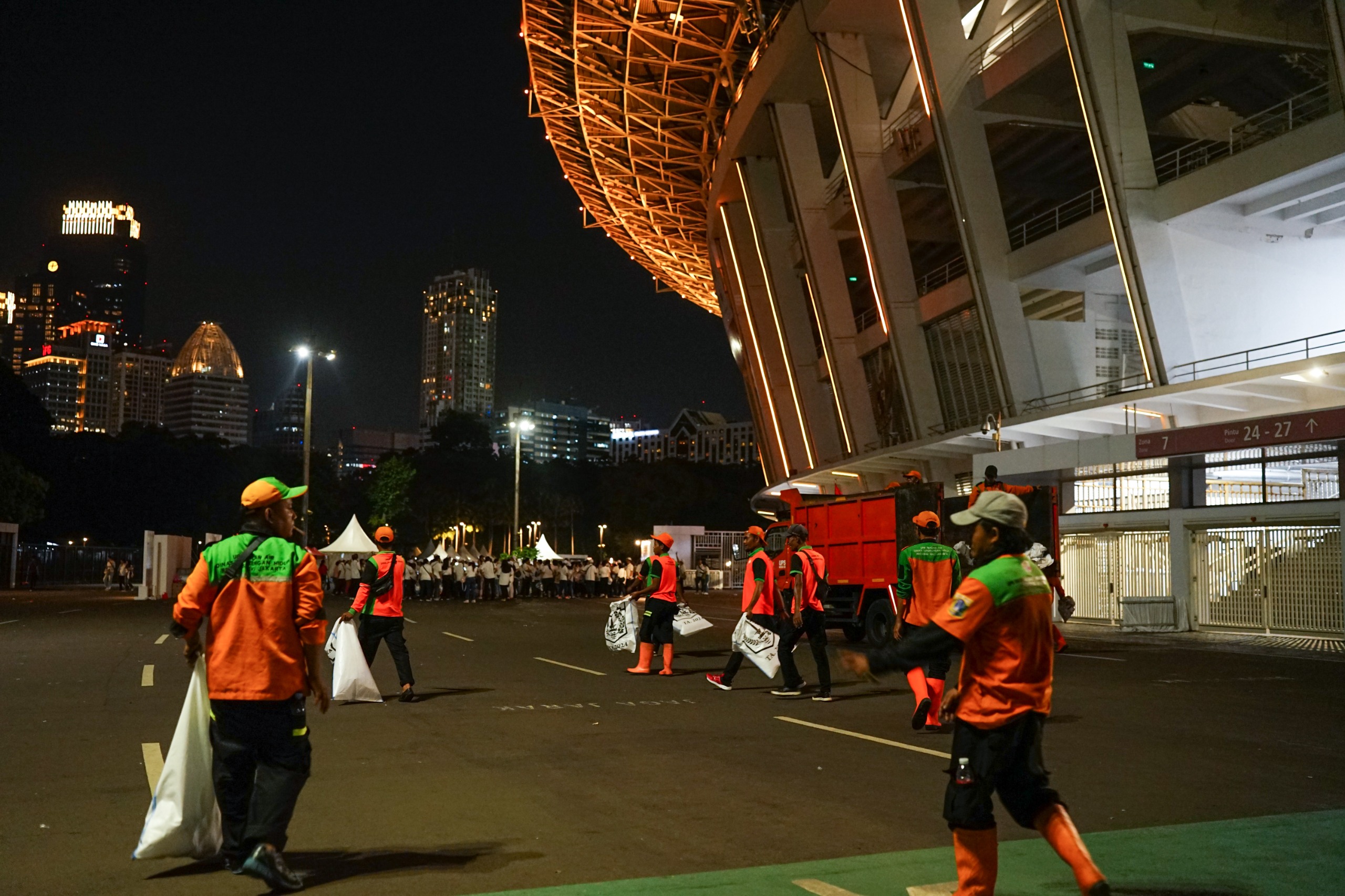 Petugas membersihkan sampah di GBK Senayan Jakarta Pusat. (Ist)