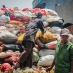 Petugas DLH kota Bogor sedang mengangkut tumpukan sampah di pasar merdeka (Nicho)