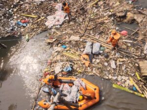 Kali CBL Tercemar, Pemkab Bekasi Angkat Puluhan Ton Sampah 