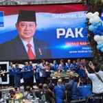 Ketua Umum DPP Partai Demokrat Agus Harimurti Yudhoyono mendampingi ayahanda Presiden RI ke-6 Susilo Bambang Yudhoyono saat peringatan HUT Partai Demokrat ke-23 dan Ulang Tahun SBY ke-75 di kantor DPP Partai Demokrat, Menteng. (Carlos)
