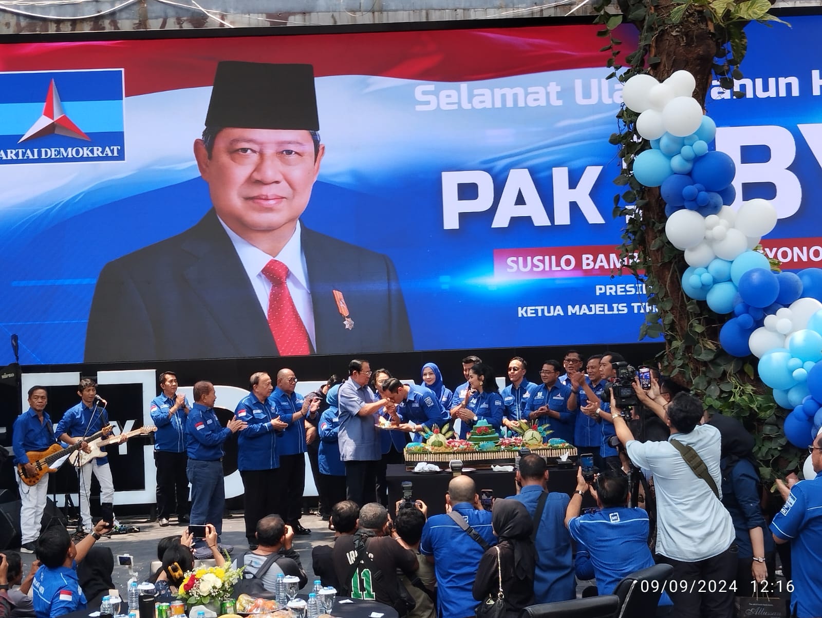 Ketua Umum DPP Partai Demokrat Agus Harimurti Yudhoyono mendampingi ayahanda Presiden RI ke-6 Susilo Bambang Yudhoyono saat peringatan HUT Partai Demokrat ke-23 dan Ulang Tahun SBY ke-75 di kantor DPP Partai Demokrat, Menteng. (Carlos)