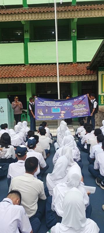 Petugas Polsek Cengkareng kunjungi sekolah di kawasan tersebut. (Aris MP)